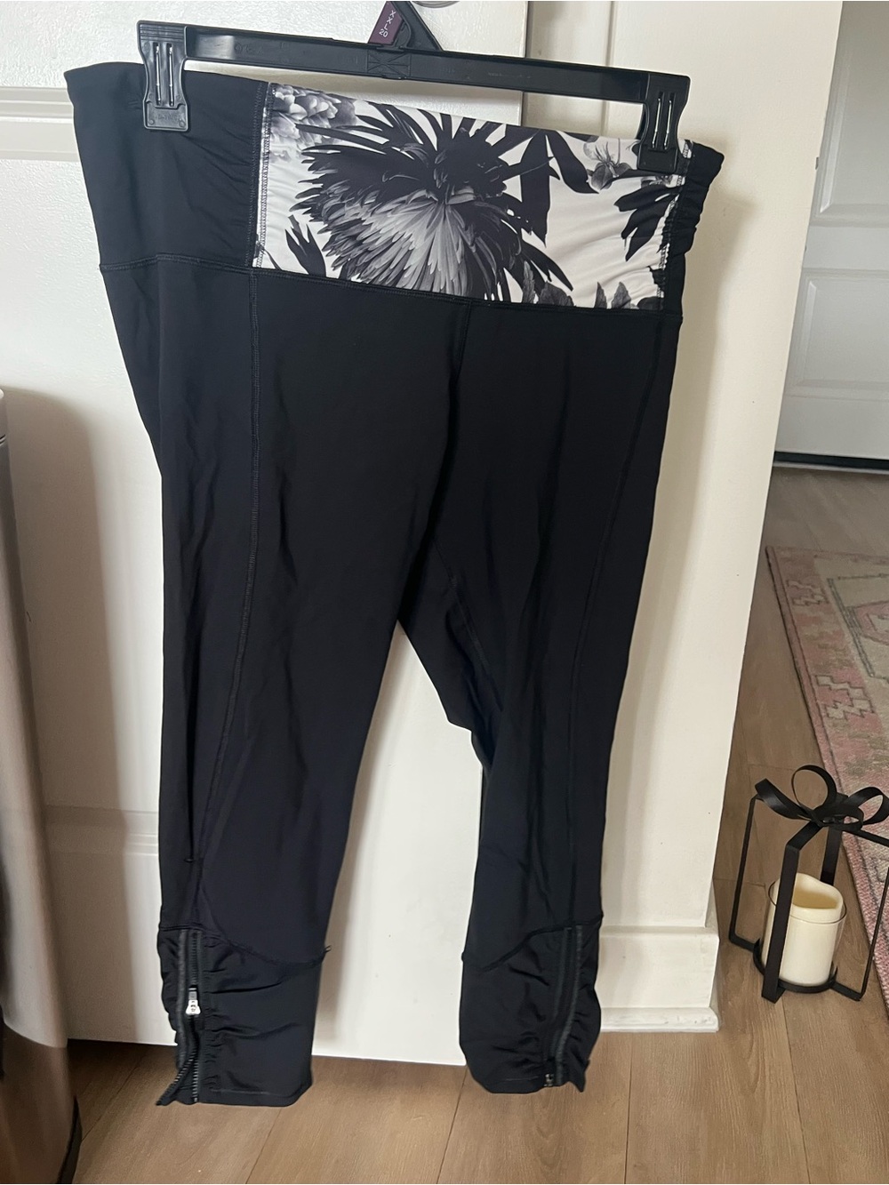 Black High-Waist Capri Leggings with Floral Waistband